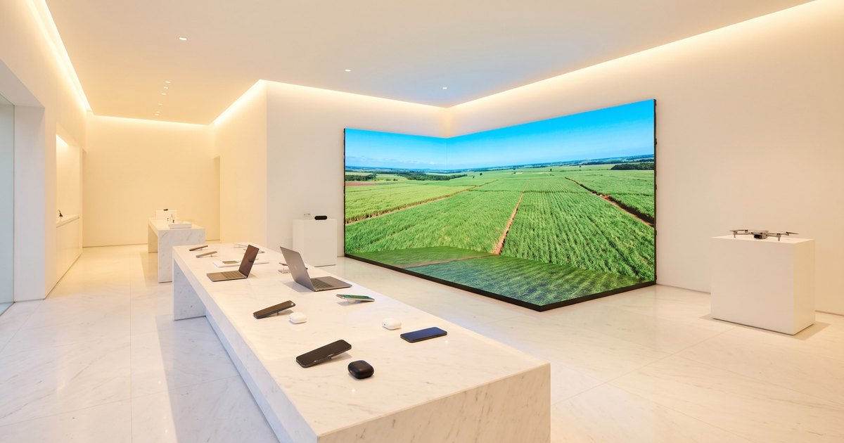 The Le Comptoir demo &mdash; a bright tech showroom whose counter the scroll walks you along